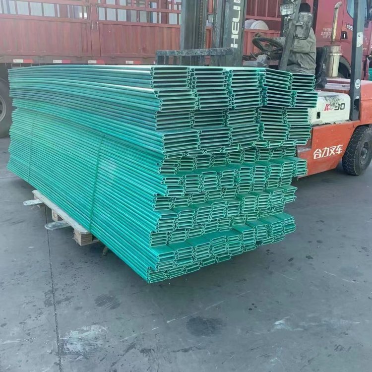 廠家供應(yīng)托盤式橋架 一體成型玻璃鋼復(fù)合電纜線槽 承重強(qiáng)方便安裝 -